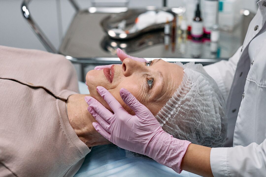 Preparazione della pelle del viso per un profondo rinnovamento, necessario a partire dai 50 anni