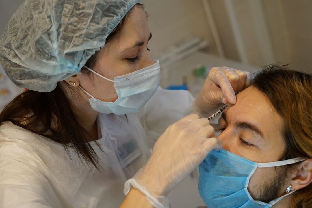 Terapia botulinica - procedura di iniezione per ringiovanire la pelle del viso