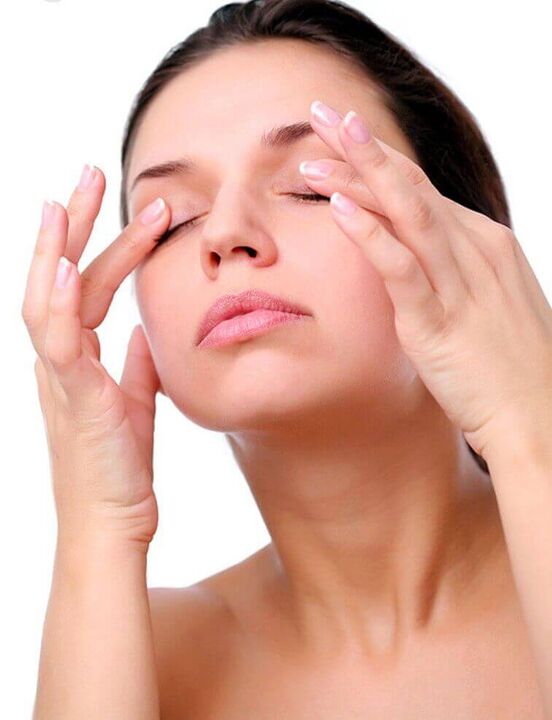Massaggia la pelle intorno agli occhi per ringiovanire