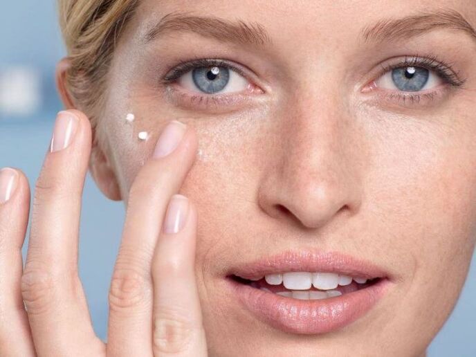 Applicare la crema per ringiovanire la pelle intorno agli occhi