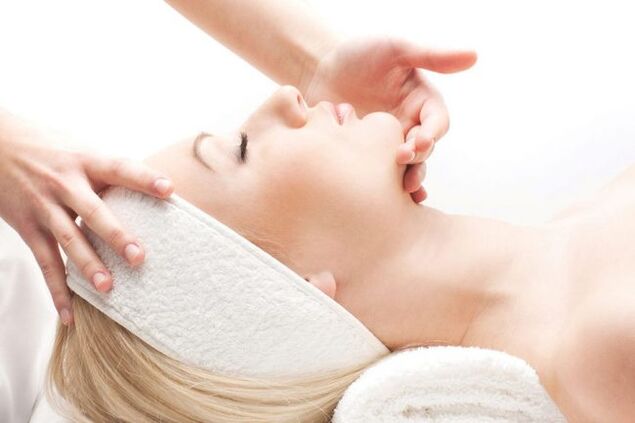 Il massaggio è un modo efficace per ringiovanire la pelle del viso