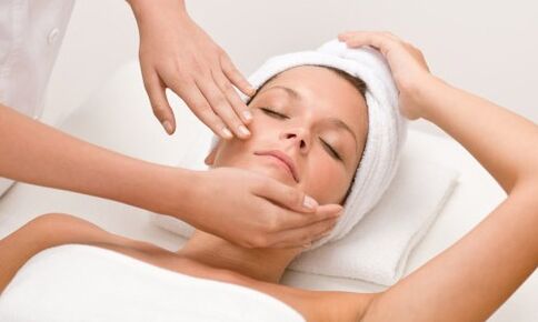 Un massaggio viso scultoreo dona alla pelle il necessario effetto lifting